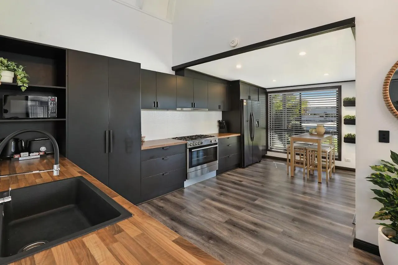 Casa vacanze Mooloolaba Canal Home - Modern 4Bedroom With Spa, Sauna And Private Pontoon - New Proprietor 2024 Australia