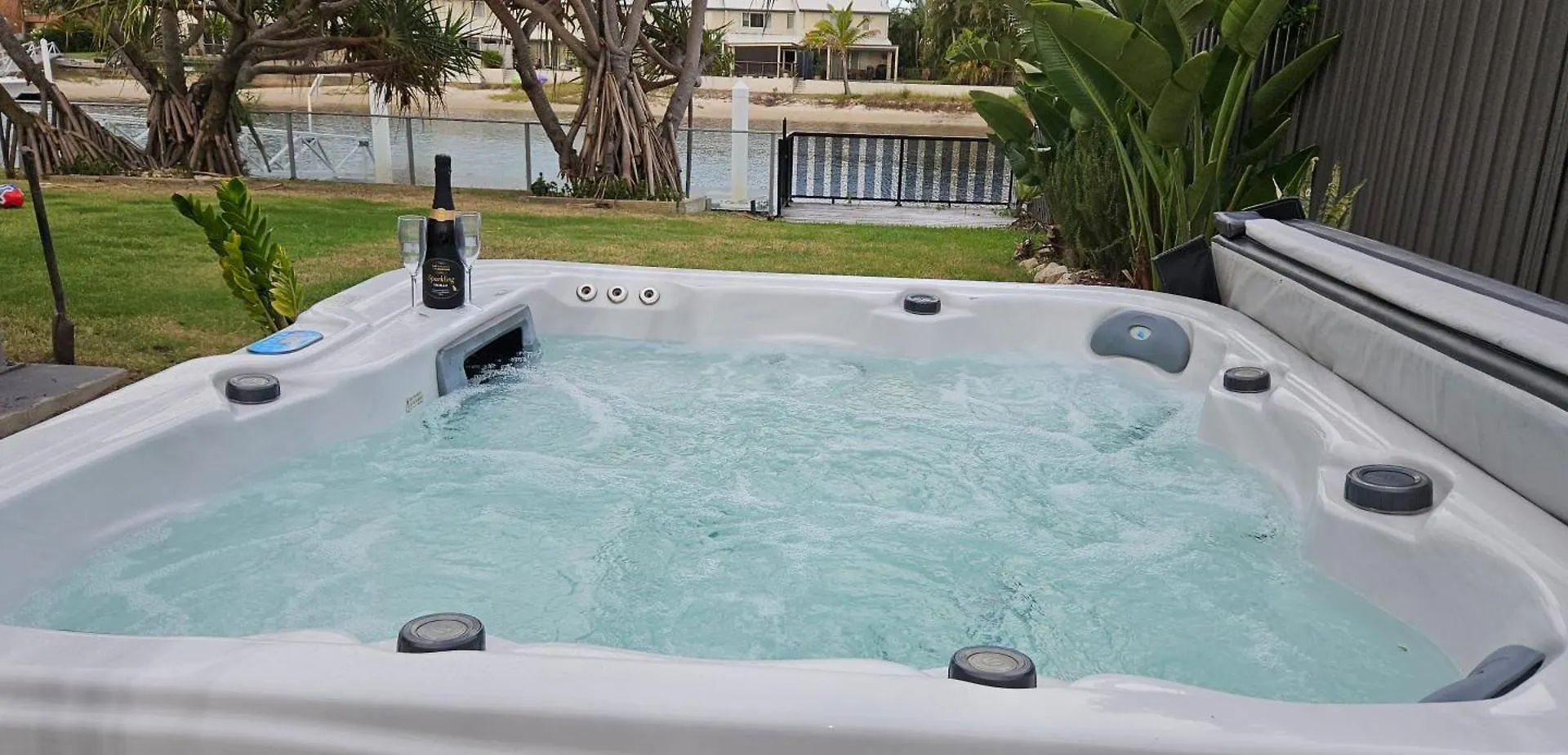 Mooloolaba Canal Home - Modern 4Bedroom With Spa, Sauna And Private Pontoon - New Proprietor 2024 Casa vacanze