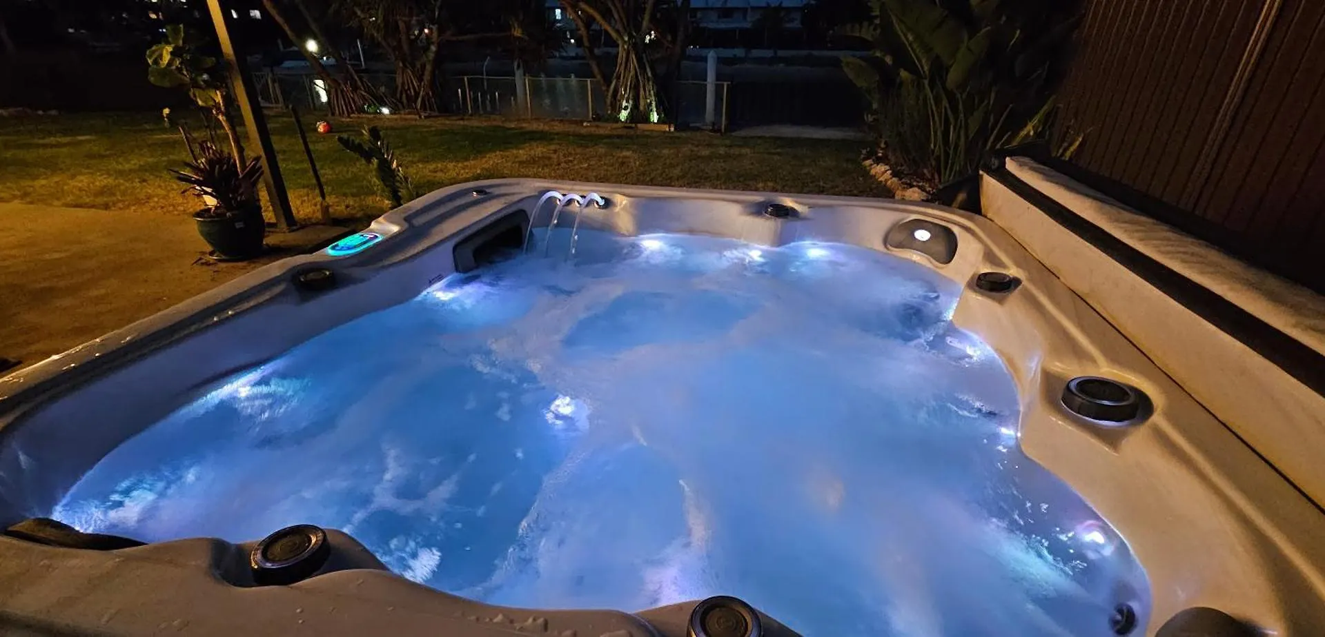 Mooloolaba Canal Home - Modern 4Bedroom With Spa, Sauna And Private Pontoon - New Proprietor 2024
